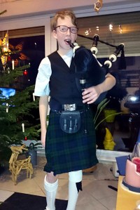 Alles dabei: Weste, Gürtel, Sporran (die kleine Tasche), Socks und Flashes (die Fähnchen an den Strumpfhaltern)!